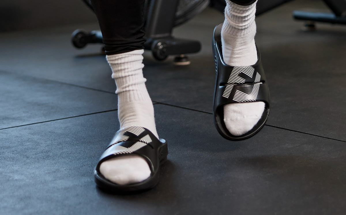 FJ X OOFOS Mens OOahh Sport Slide Sandal - Black - Image 10